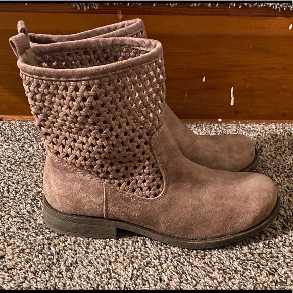 Mudd Shoes - ⚫️ 5/$20 CLEARANCE Mudd cut out ankle boots 8.5